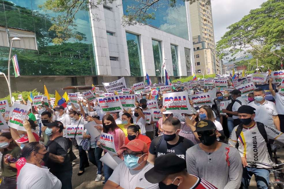 A esta hora varias personas se movilizan en Cali para rechazar los bloqueos y la violencia.