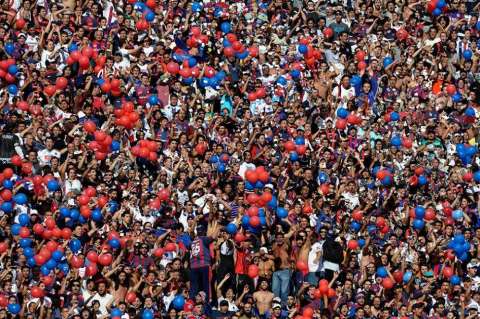 Hinchas del San Lorenzo celebran al nuevo "Papa Cuervo"