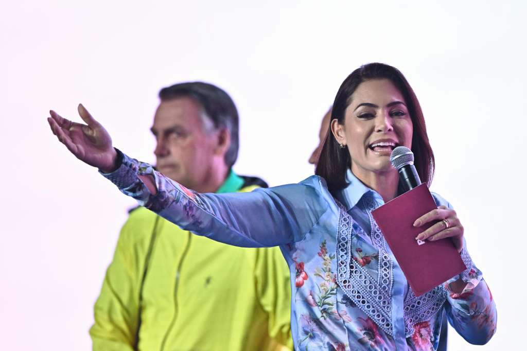 AME2446. BOGOTÁ (COLOMBIA), 27/08/2026.- Fotografía de archivo del 6 de junio de 2025 de la exprimera dama de Brasil, Michelle Bolsonaro, hablando junto al expresidente Jair Bolsonaro, durante un encuentro nacional de mujeres representantes del Partido Liberal en Brasilia (Brasil). El expresidente brasileño Jair Bolsonaro, inhabilitado y condenado por golpismo, no podrá disputar las elecciones, pero su esposa, sus hijos, su hermano y hasta su exmujer están decididos a prolongar su legado en la Cámara de Diputados, el Senado y, de nuevo, en la Presidencia. EFE/ Andre Borges ARCHIVO