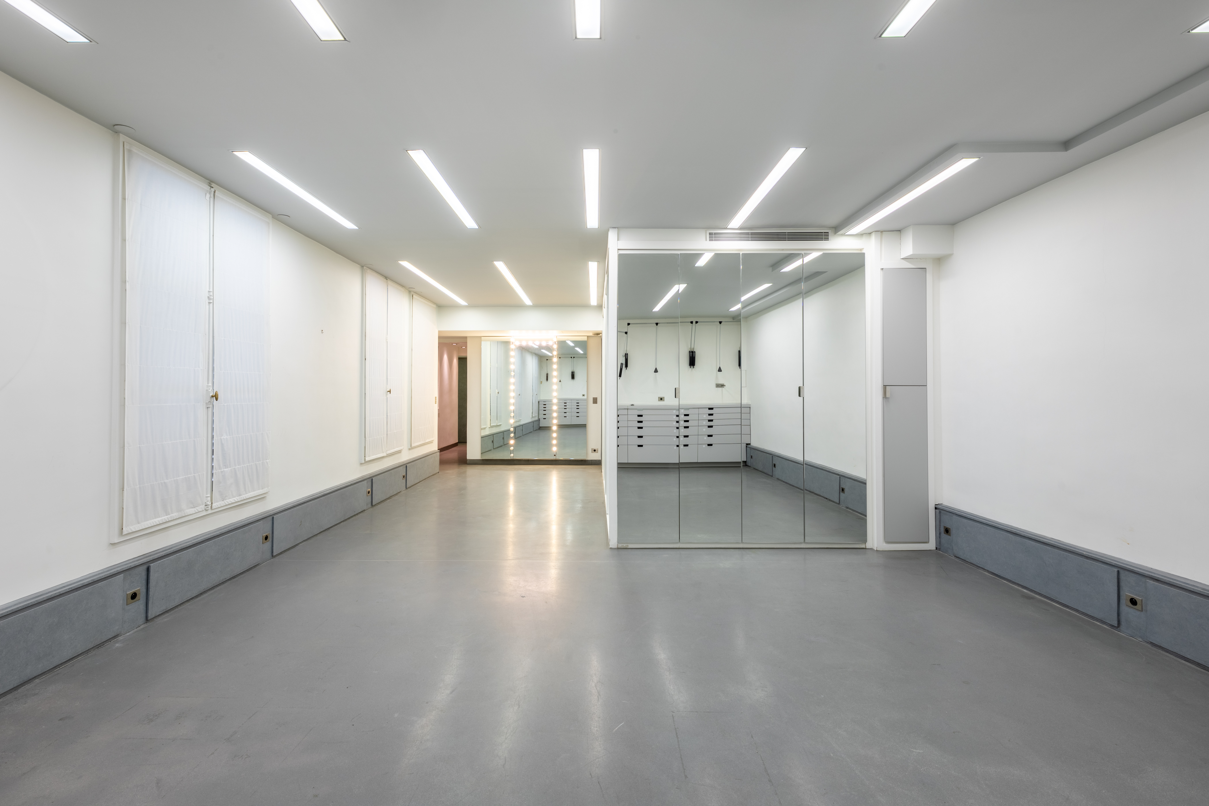 PARÍS (FRANCIA), 26/03/2024.- Sale a subasta este martes el apartamento de París, Francia, donde tenía su estudio de trabajo el famoso diseñador de moda Karl Lagerfeld, con un precio de partida de 5,3 millones de euros. EFE/Image 7 SOLO USO EDITORIAL/ SOLO USO PERMITIDO PARA ILUSTRAR LA NOTICIA QUE ACOMPAÑA/ (CRÉDITO OBLIGATORIO)
