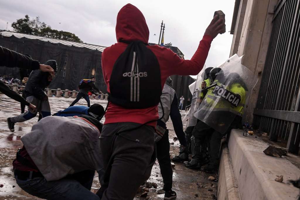 Encapuchados arremetieron contra policías con piedras, ladrillos y botellas. / Mauricio Alvarado - El Espectador