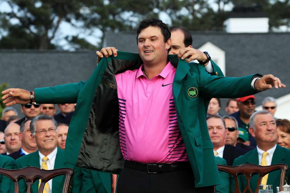 Patrick Reed se quedó con la chaqueta verde que distingue al campeón en Augusta. / AFP