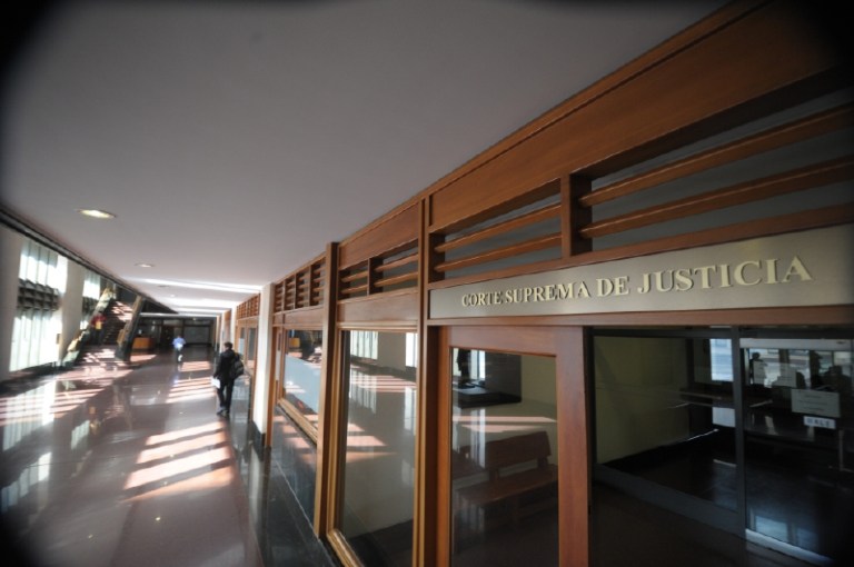 Policía revalúa riesgos de los magistrados que ordenaron detención de Álvaro Uribe