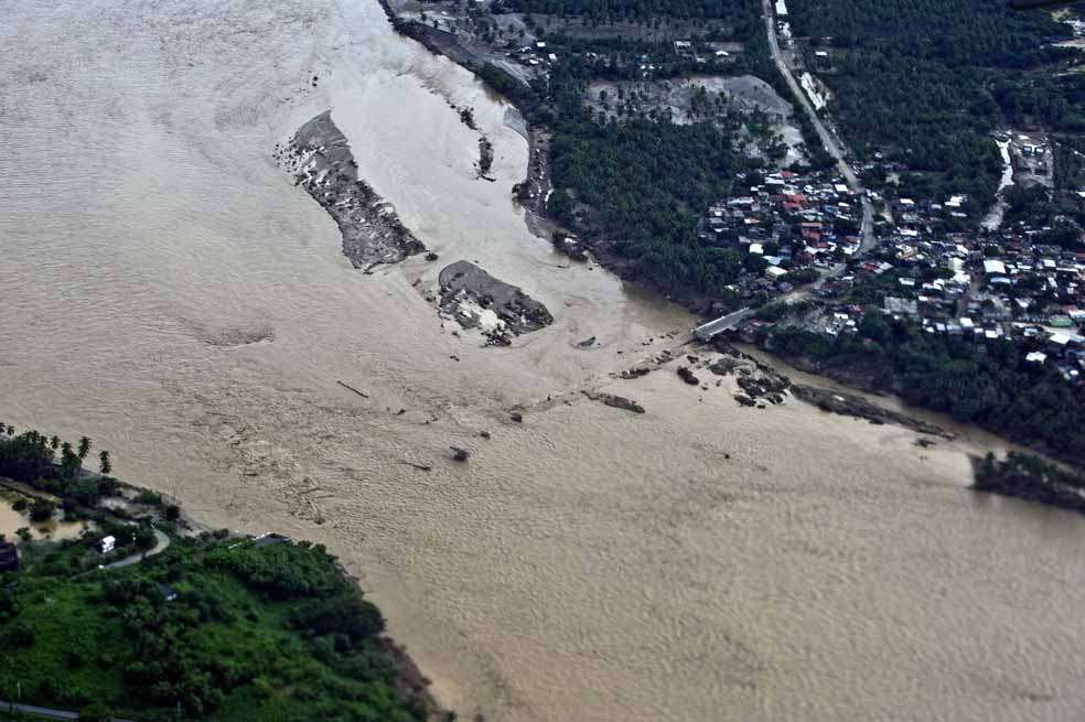 Vista aérea de un puente derrumbado por el caudal de las aguas en el estado de Guerrero. / Fotos: AFP