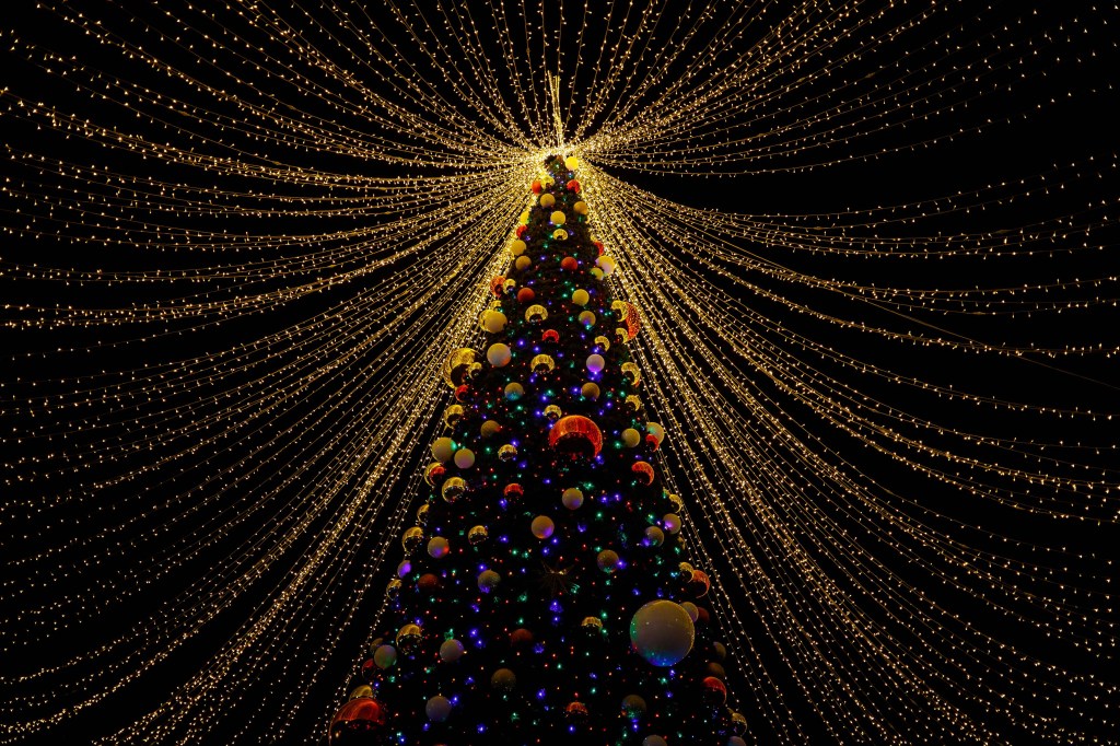 MADRID, 09/12/2022.- Fotografía tomada el 01/12/2022 de un árbol de Navidad en Caracas (Venezuela). Calles iluminadas, mercadillos, abetos con luces, adornos, belenes, compras y dulces...las fiestas de Navidad ya están cerca y casi todo el planeta se viste de gala para disfrutar de estas fechas. Ciudades tan distantes como Sao Paulo, Londres, Vigo o Jerusalén se abstraen de los problemas cotidianos y muestran su imagen más luminosa en estos días previos a la celebración navideña. Mostramos un repaso gráfico y audiovisual de esta Navidad postpandémica alrededor del mundo. EFE/Miguel Gutiérrez
