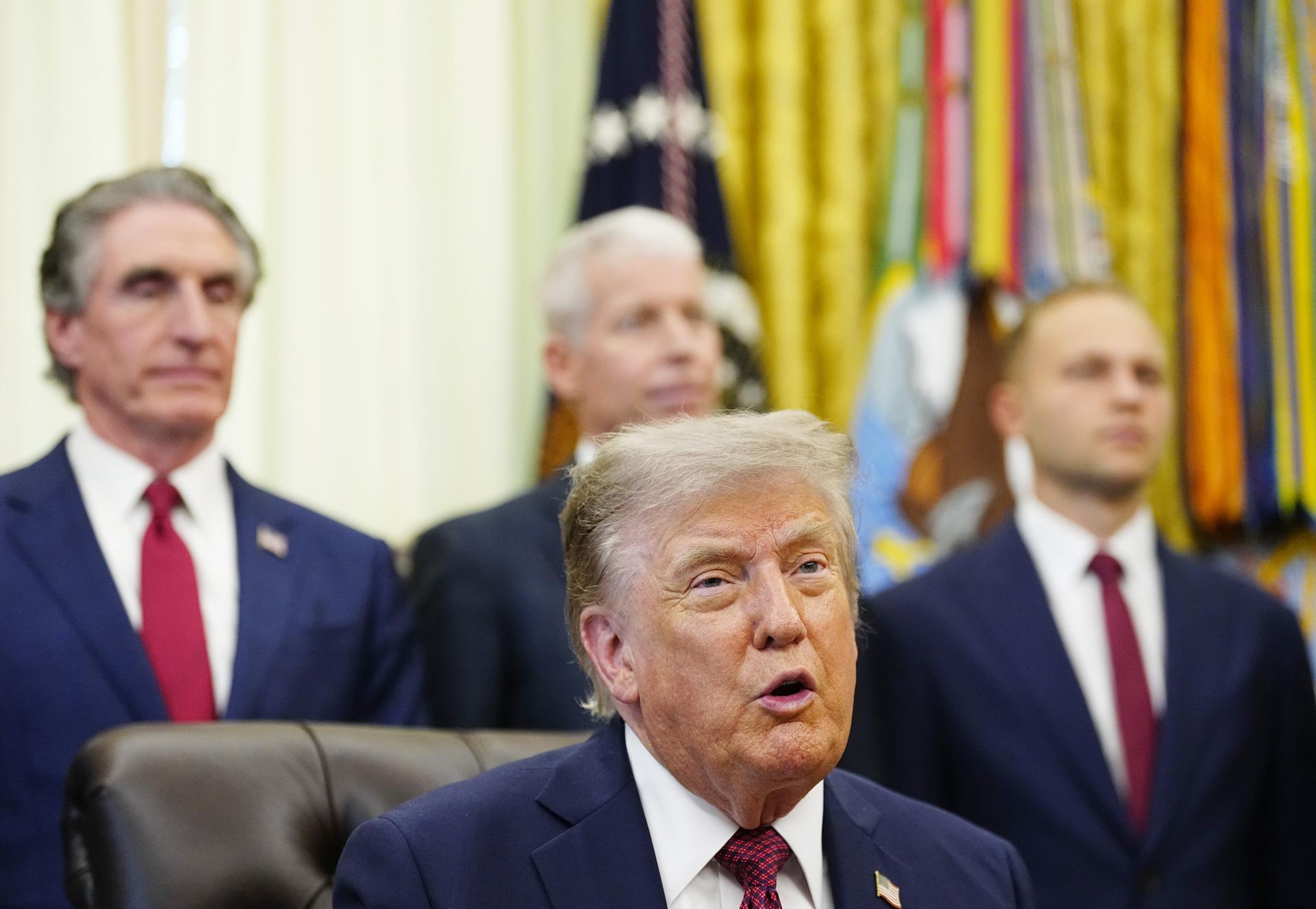 WASHINGTON (United States), 24/07/2026.- US President Donald Trump speaks during an announcement on US nuclear innovation in the Oval Office at the White House in Washington, DC, USA, 24 July 2026. The announcement came after the Marine Minerals Administration and the Nuclear Regulatory Commission signed an agreement on 22 July to coordinate oversight of potential nuclear energy projects on the US Outer Continental Shelf. EFE/EPA/BONNIE CASH / POOL
