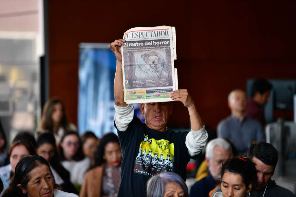 Exposición ‘Mujeres con las botas bien puestas’, creada por Mafapo, la organización de madres y familiares de víctimas de Falsos Positivos de Soacha, que fue inaugurada en un acto solemne en la sede central de la JEP.