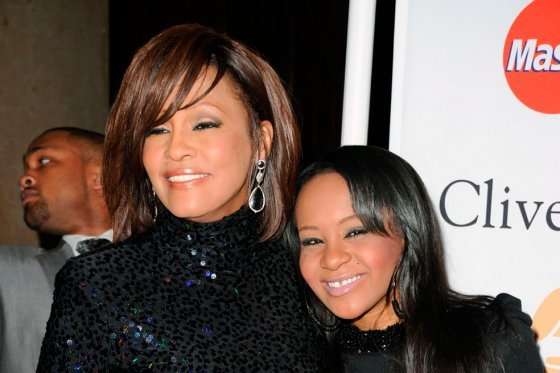 Whitney Houston y su hija Bobbi Kristina Brown. / Bang Showbiz