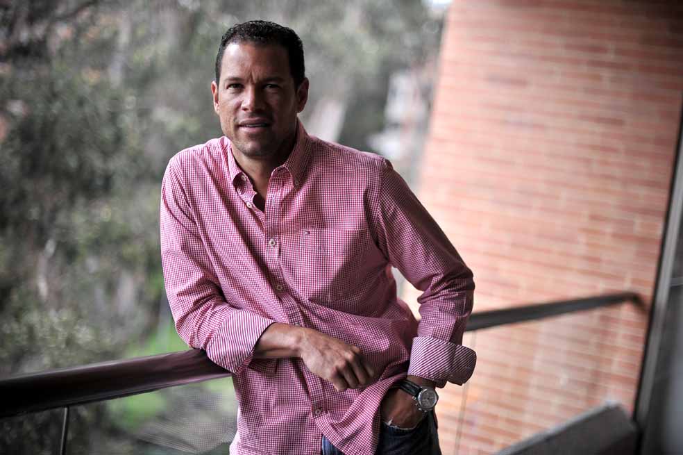 Óscar Córdoba, el mítico arquero de la selección de Colombia, en su apartamento en Bogotá. / Luis Ángel