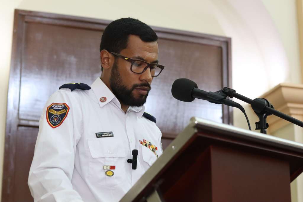 Desde 2020, el bombero Juan Ernesto Angulo Zúñiga empezó a profesar la religión islámica y, por esa razón, dejó crecer su barba. Asegura que cuando compartió sus convicciones con las directivas del cuerpo de bomberos voluntarios de Popayán, fue “sometido a restricciones operativas que, en su criterio, constituían actos de discriminación en su contra por razones religiosas”.