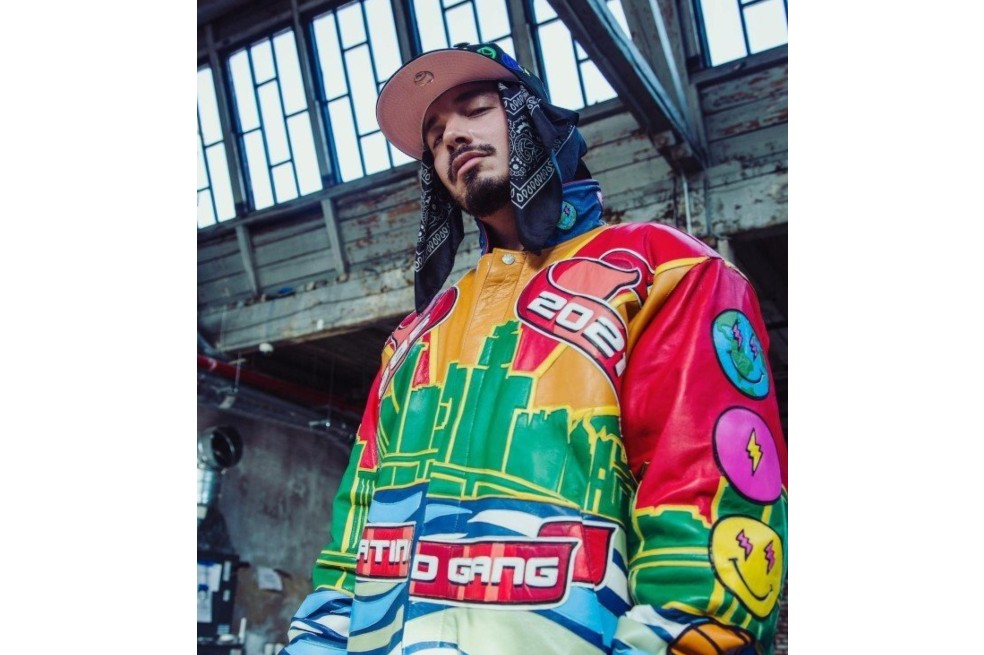 Con “Blanco”, “Morado “y “Rojo”, canciones del álbum “Colores”, J Balvin alcanzó el #1 y se convirtió en el artista con el mayor número de sencillos en llegar a esta posición en la historia de la lista Latin Airplay.