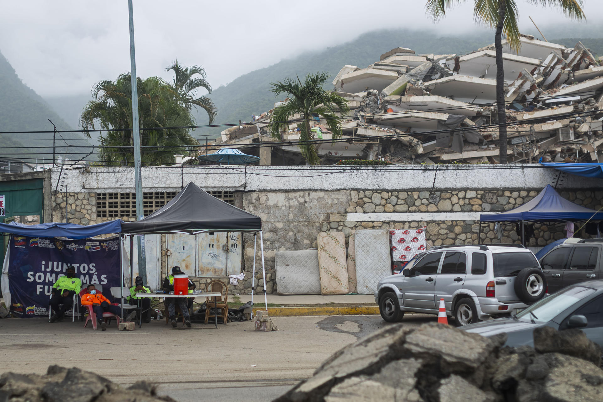 AME9299. LA GUARIA (VENEZUELA), 13/07/2026.- Fotografía que muestra un edificio afectado tras los terremotos del 24 de junio, este lunes, en La Guaira (Venezuela). Venezuela entra en una etapa de reconstrucción en la que puede haber demanda excesiva de los recursos para reparar los daños provocados por los recientes terremotos, que dejaron —según el Gobierno— al menos 856 edificios afectados, entre ellos 190 colapsados, aunque la cifra podría ser mayor. EFE/ Miguel Gutiérrez