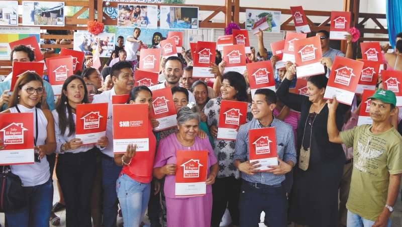 La ceremonia de entrega de títulos se llevó a cabo el 24 de agosto, en la caseta del asentamiento Nueva Esperanza. / Cortesía Acnur