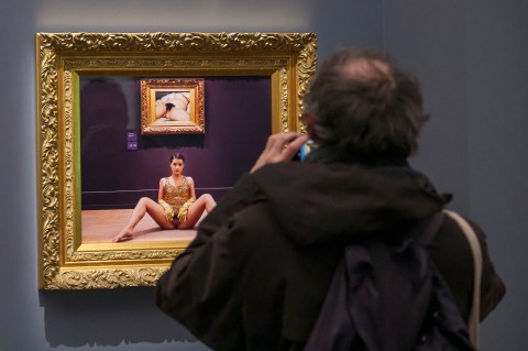 Arrojan pintura roja al cuadro “El origen del mundo” de Courbet en un museo francés