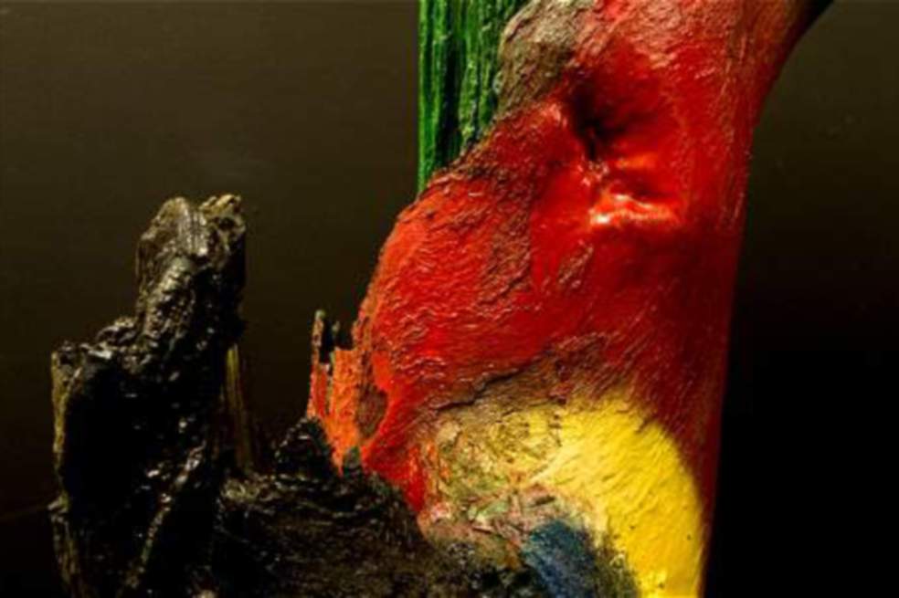 Una de las obras de “Troncos”, serie de María Teresa Herrán. / Cortesía
