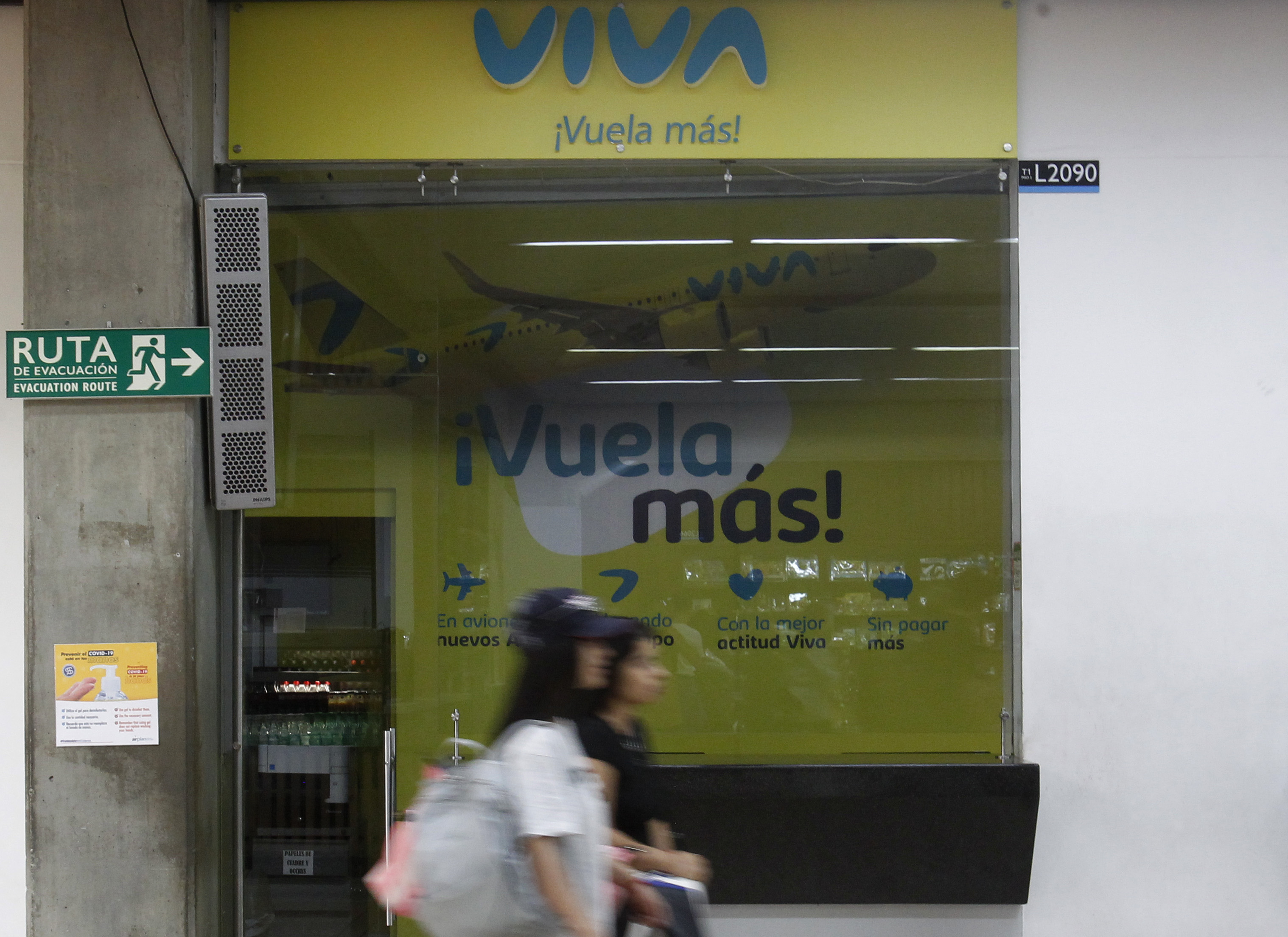 AME8708. RIONEGRO (COLOMBIA), 01/03/2023.- Vista hoy de una oficina vacía de la aerolínea Viva Air tras su cierre de operaciones, en el Aeropuerto Internacional José María Córdova en Rionegro (Colombia). La sorpresiva suspensión de operaciones de la aerolínea de bajo costo Viva Air desató desde ayer martes una crisis en los aeropuertos de las principales ciudades colombianas, donde miles de personas quedaron a la deriva, situación que se extendió al vecino Perú. EFE/LUIS EDUARDO NORIEGA A