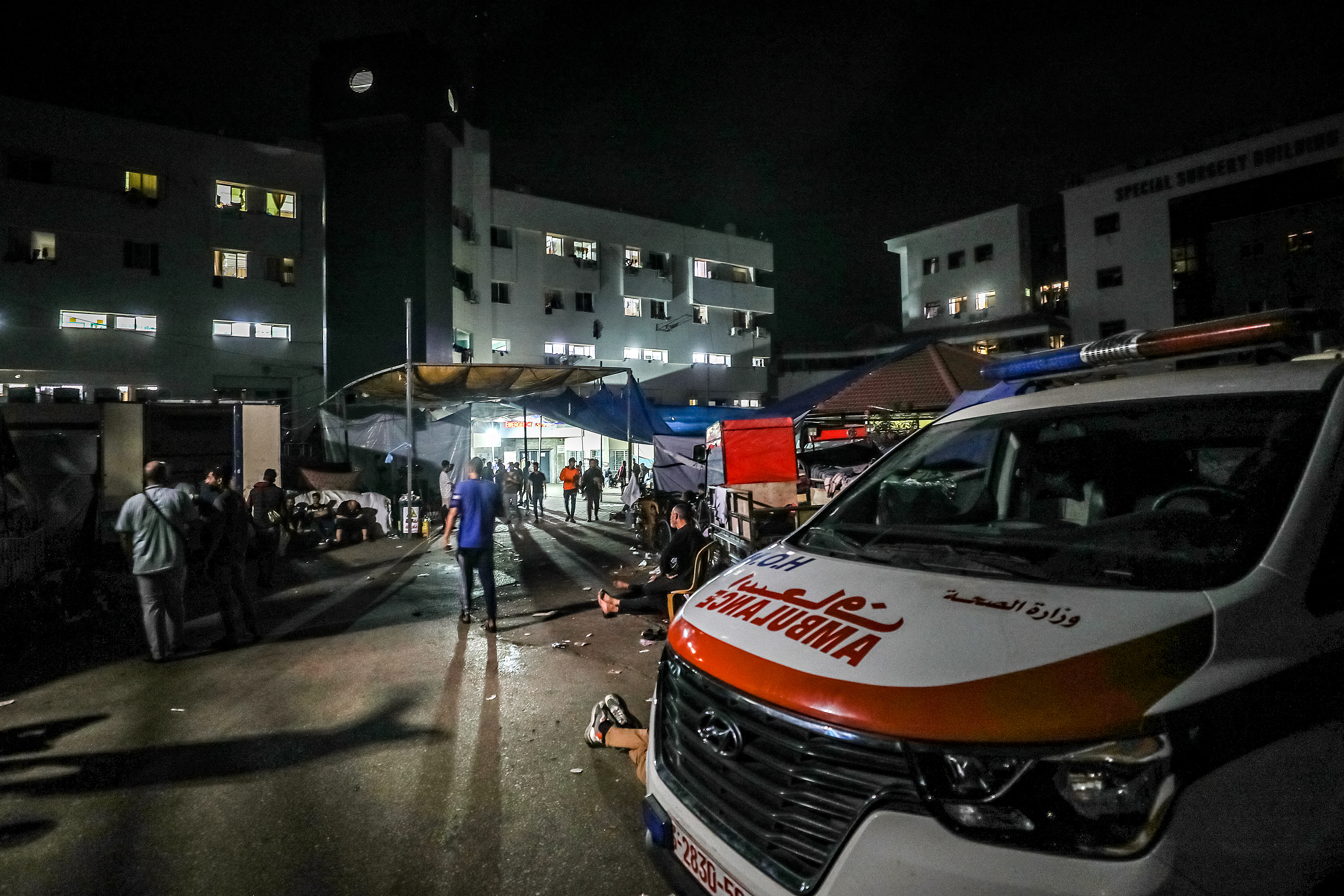 Esta fotografía tomada a primera hora del 3 de noviembre de 2023 muestra una vista del hospital Al-Shifa en la ciudad de Gaza rodeado de oscuridad mientras se agota el combustible para la generación de electricidad en medio de las batallas en curso entre Israel y el grupo palestino Hamás.