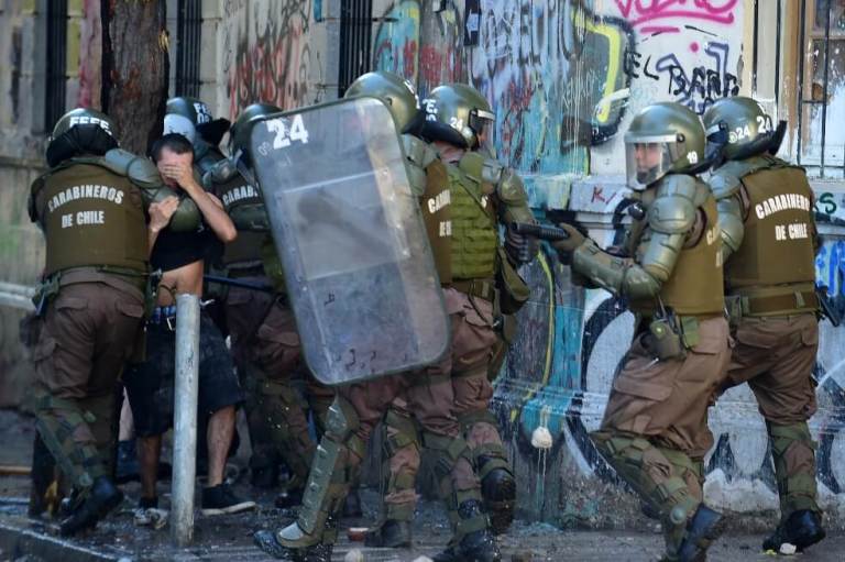 Presidente de Chile condena abusos policiales y asegura que no habrá impunidad