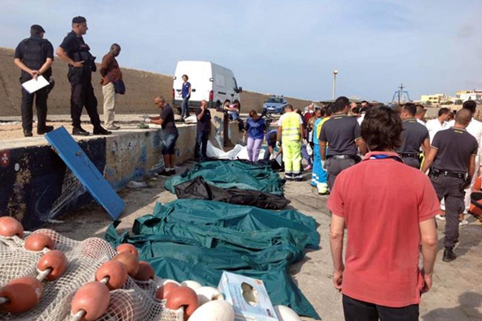 Ascienden a 82 los inmigrantes indocumentados que han muerto, mientras que más de 250 resultan desaparecidos, tras el naufragio de la barcaza en la que viajaban unas 500 personas y que intentaba llegar a la isla italiana de Lampedusa./ EFE