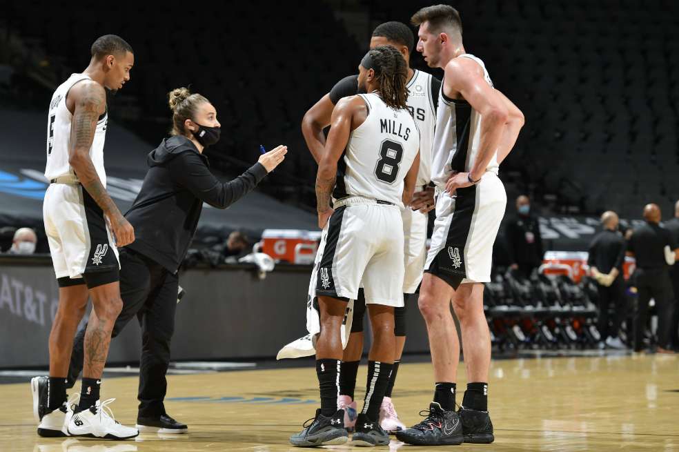 Becky Hammon se convirtió en la primera mujer en dirigir un partido oficial de la NBA. Lo hizo en el duelo entre los Spurs de San Antonio y los Lakers de Los Ángeles.