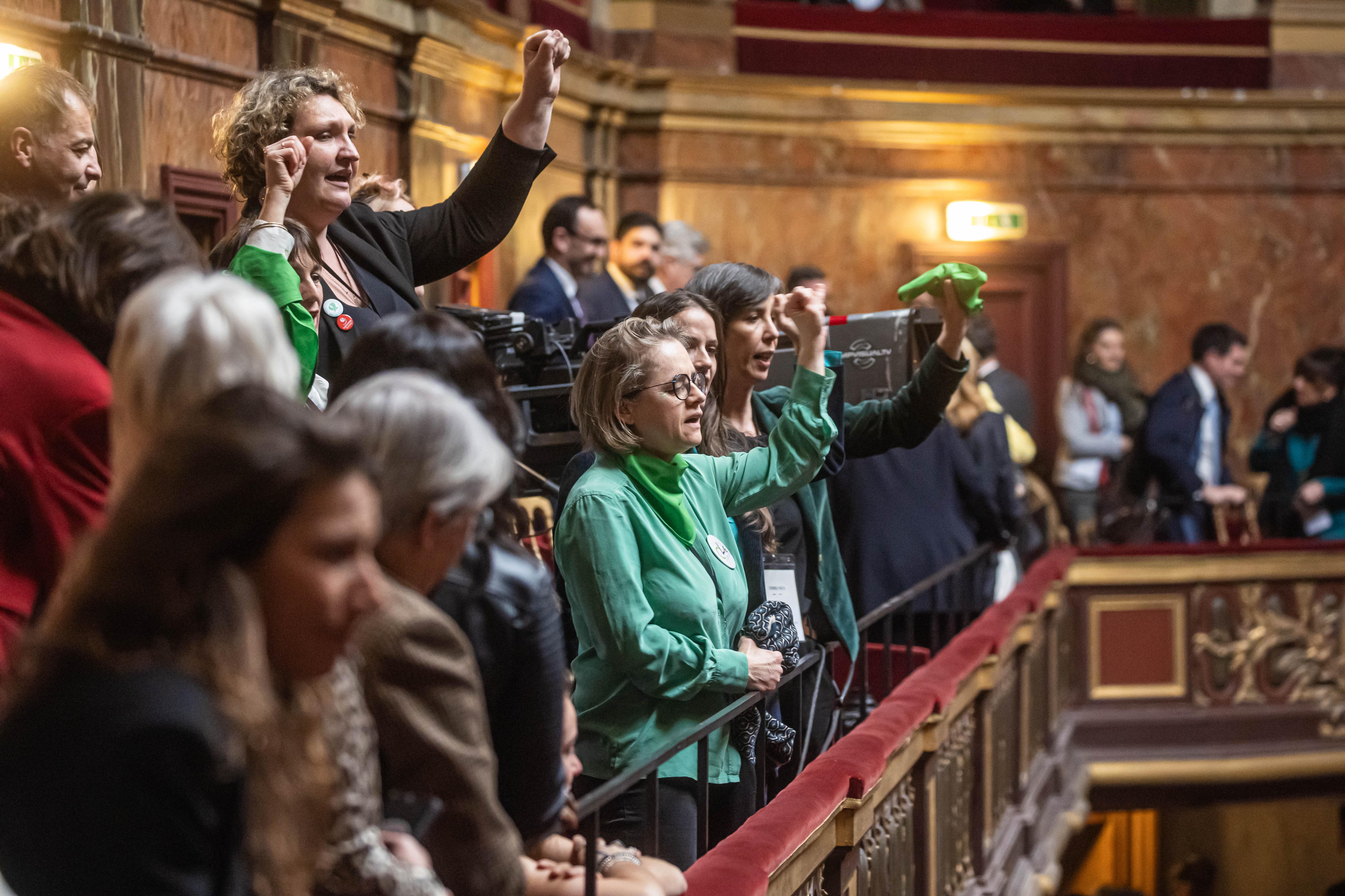 Versailles (France), 04/03/2024.- French feminist activists and women rights associations members react after approving a bill to enshrine women's right to abortion in the constitution, during a special congress gathering of both houses of parliament (National Assembly and Senate) in the palace of Versailles, outside Paris, France, 04 March 2024. French lawmakers adopted the bill by 780 votes for and 72 against. (Francia) EFE/EPA/CHRISTOPHE PETIT TESSON