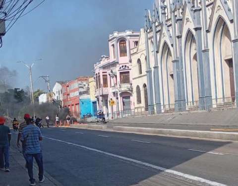 Por falta de energía, habitantes de San Roque bloquearon la calle 30 en Barranquilla