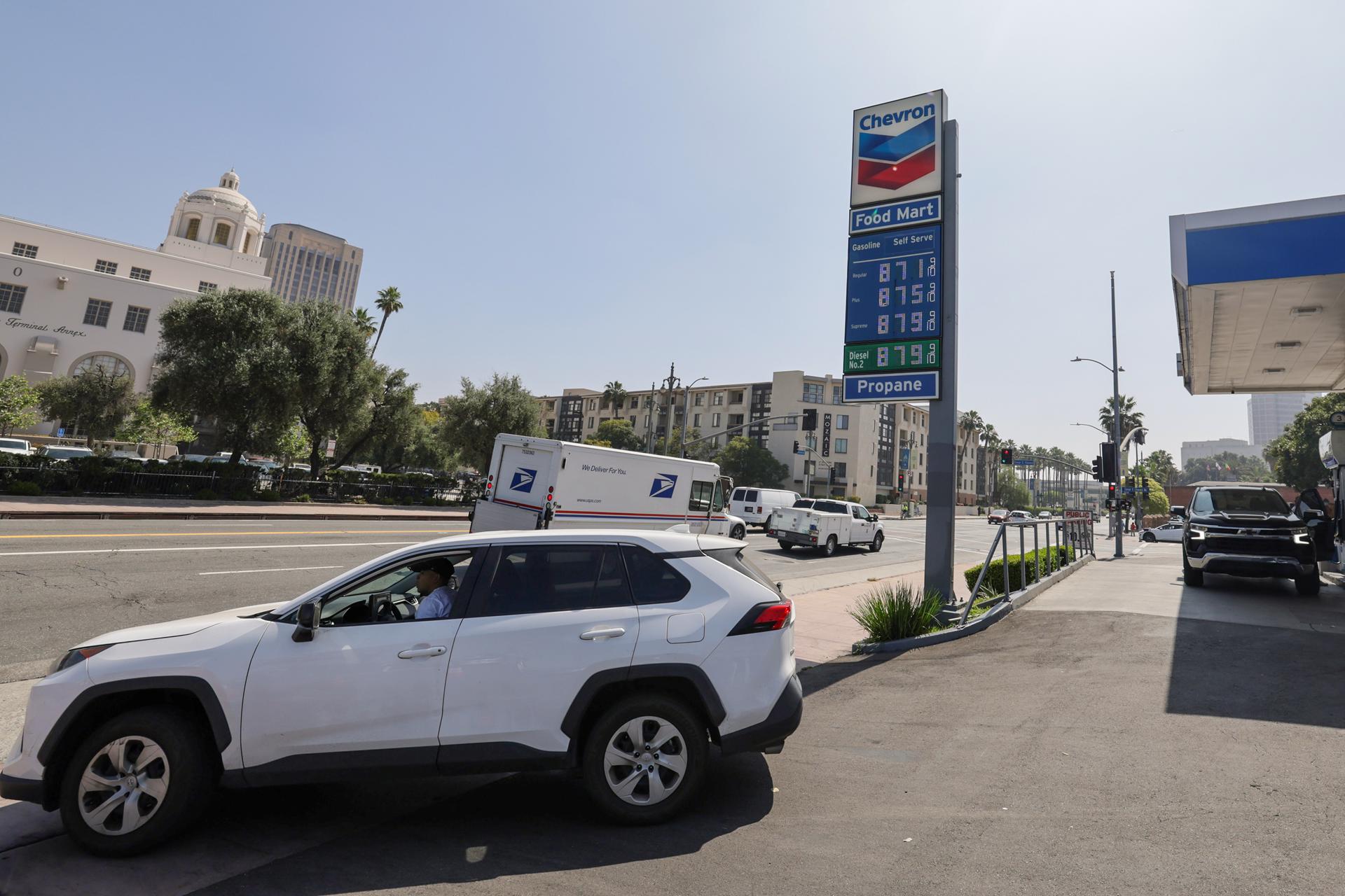 LOS ANGELES (United States), 24/03/2026.- Gas prices at a Chevron gas station rise to over 8.00 US dollars a gallon in Los Angeles, California, USA, 23 March 2026. Prices have surged past 110 US Dollars per barrel, marking their highest level since the pandemic as prices have risen amid global oil supply disruptions, constrained refining capacity, and the ongoing conflict in Iran. EFE/EPA/CHRIS TORRES