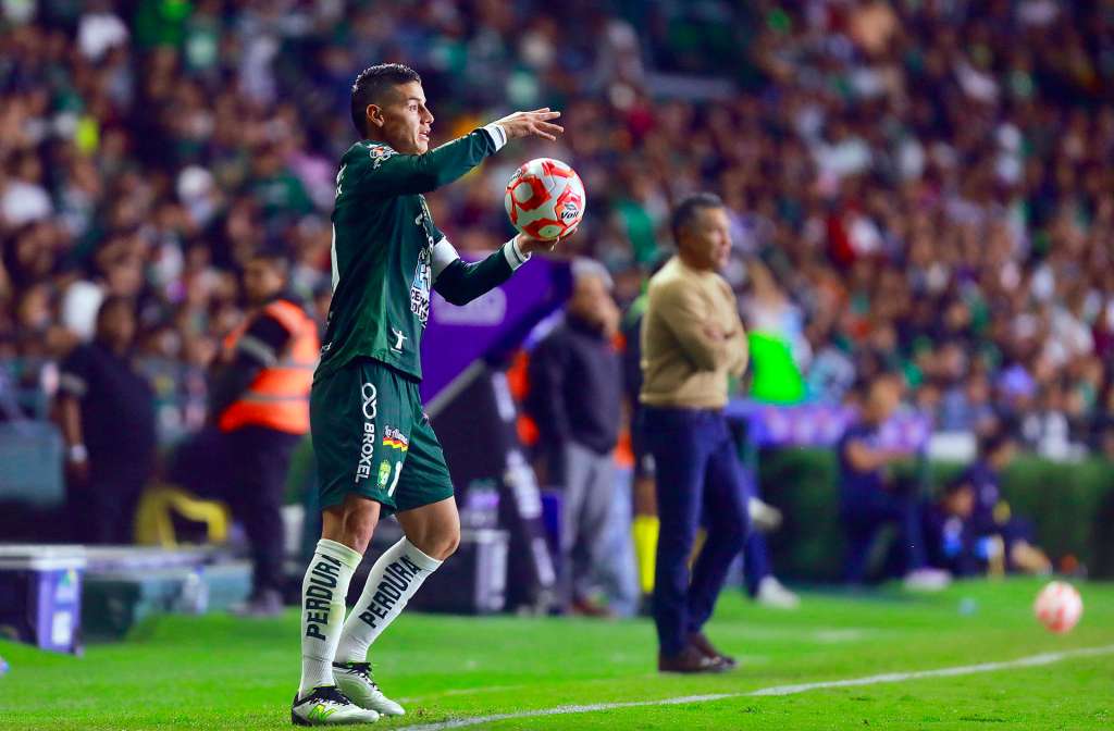 MEX8085. LEÓN (MÉXICO), 08/11/2025.- James Rodríguez de León reacciona este sábado, durante un partido de la Liga MX entre León y Puebla en el estadio León (México). EFE/Luis Ramírez