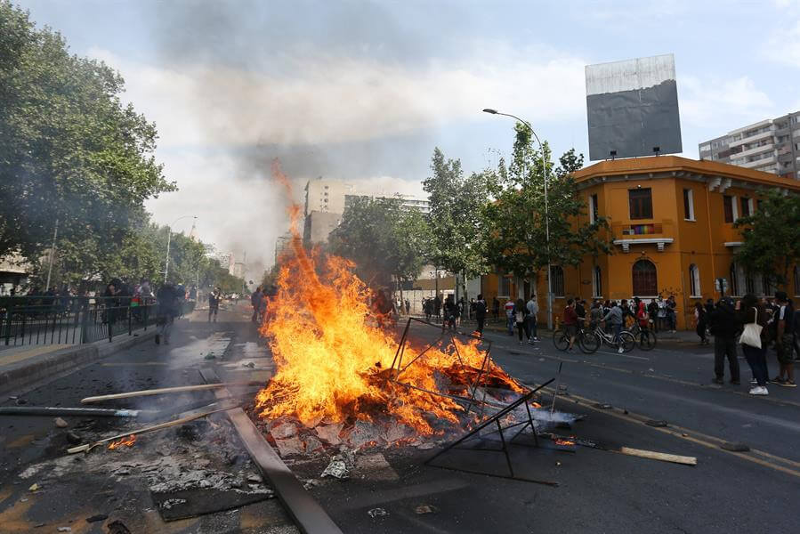 Las autoridades decretaron toque de queda en Santiago en respuesta a los desmanes ocurridos. / Bloomberg News