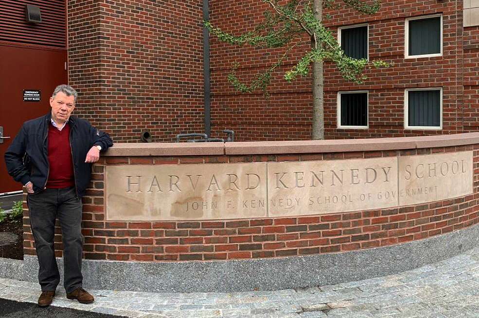 El expresidente Juan Manuel Santos en debut como profesor de la Universidad de Harvard. / Tomada de Twitter