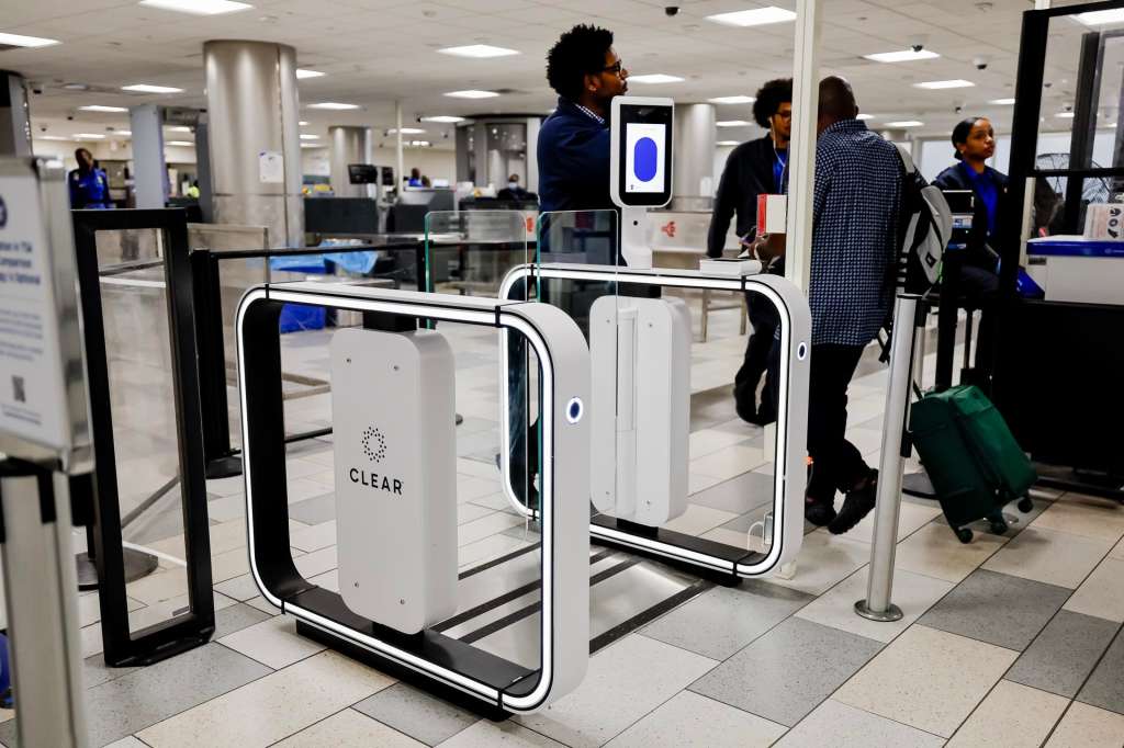 ATLANTA (United States), 26/08/2025.- Passengers and officials use automated electronic gates (eGates) at a security checkpoint at Hartsfield Jackson Atlanta International Airport in Atlanta, Georgia, USA, 26 August 2025. The Atlanta airport is the first in the nation to launch the enhanced biometric traveler identification system at a security checkpoint. The program is public-private partnership between the Transportation Security Administration (TSA) and CLEAR. EFE/EPA/ERIK S. LESSER
