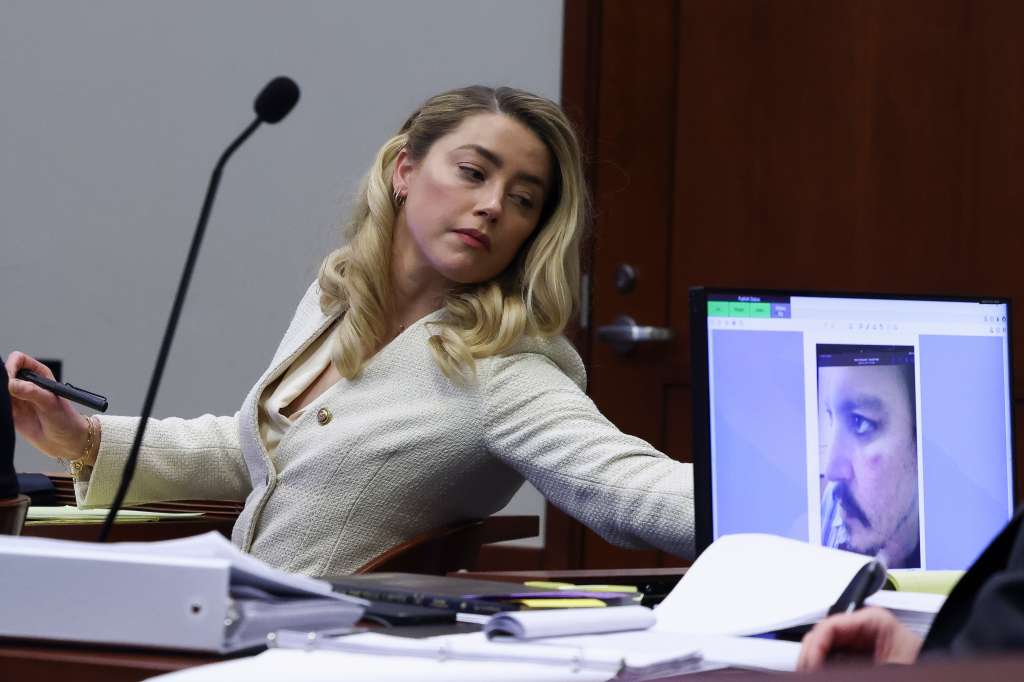 Fairfax (United States), 20/04/2022.- Actress Amber Heard attends her ex-husband Johnny Depp's defamation trial against her, as a picture of an injury to his face is seen on a screen, at the Fairfax County Circuit Courthouse in Fairfax, Virginia, USA, 20 April 2022. Johnny Depp's 50 million US dollars defamation lawsuit against Amber Heard that started on 10 April is expected to last five or six weeks. (Estados Unidos) EFE/EPA/EVELYN HOCKSTEIN / POOL