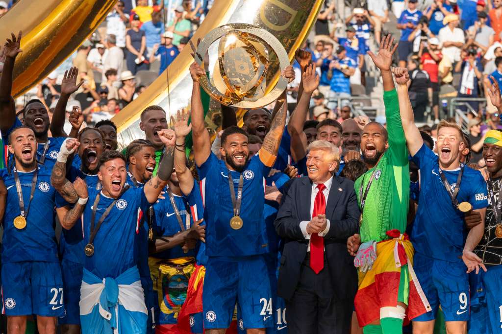 AMDEP8254. NUEVA JERSEY (ESTADOS UNIDOS), 14/07/2025.- Reece James (c) de Chelsea levanta el trofeo de campeón del Mundial de Clubes junto al presidente de los Estados Unidos, Donald Trump, este domingo, tras vencer a París Saint-Germain (PSG) en el estadio MetLife en Nueva Jersey (Estados Unidos). La edición inaugural del Mundial de Clubes concluyó con el triunfo del Chelsea en la final, con el presidente estadounidense Donald Trump entregándole el trofeo tras un mes de competición y una lluvia de millones repartidos en premios: así fue el aperitivo del Mundial de selecciones de 2026. EFE/ Ángel Colmenares