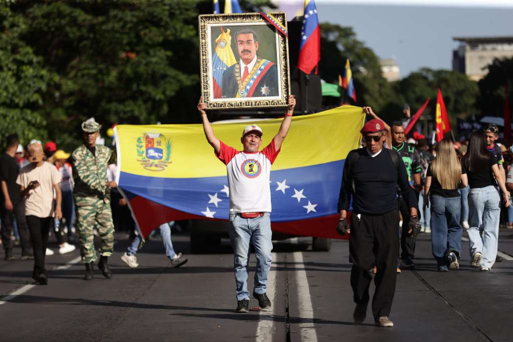 FOTODELDÍA AME1617. CARACAS (VENEZUELA), 03/02/2026.- Un hombre sostiene una imagen del presidente de Venezuela, Nicolás Maduro, durante una manifestación este martes, en Caracas (Venezuela). El chavismo vuelve a las calles con una marcha convocada por el gobernante Partido Socialista Unido de Venezuela (PSUV) cuando se cumple un mes desde el ataque militar estadounidense y la captura de Maduro y su esposa, Cilia Flores. EFE/ Ronald Peña R
