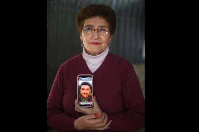Carmenza López sostiene la foto de su esposo Guillermo, desaparecido en la localidad de Sumapaz en 2008.