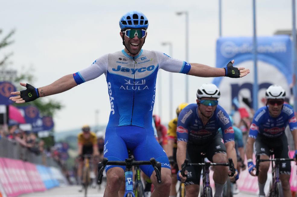 Michael Matthews celebra en la meta de la tercera etapa.