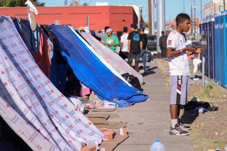 -FOTODELDÍA- USA6879. EL PASO (TX, EEUU), 09/0572023.- Migrantes acampan el lunes 8 de mayo de 2023 en las afueras de la Iglesia de Sagrado Corazón de Jesús, en El Paso, Texas (EE.UU.). Ante el inminente levantamiento del Título 42 en Estados Unidos, el próximo jueves, que ha permitido hasta ahora la expulsión inmediata de los migrantes por motivos sanitarios, miles de personas han comenzado ya a cruzar la frontera y otras esperan hacerlo en los próximos días. EFE/ Jonathan Fernández