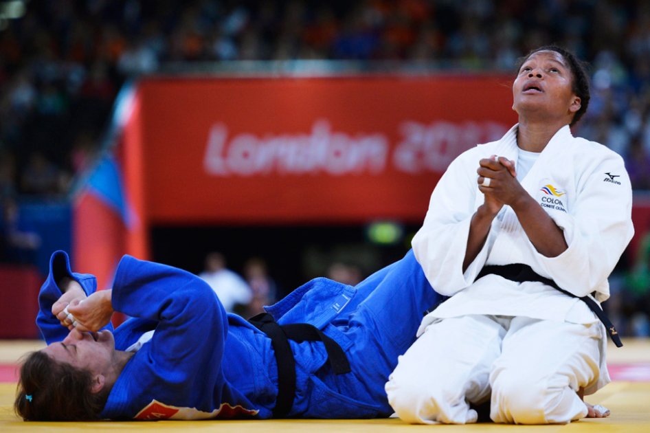 El momento en el que Yuri Alvear vence a la eslovena Rasa Sraka en el combate de repesca de la categoría de los 70 kilogramos de los Juegos Olímpicos Londres 2012. / EFE