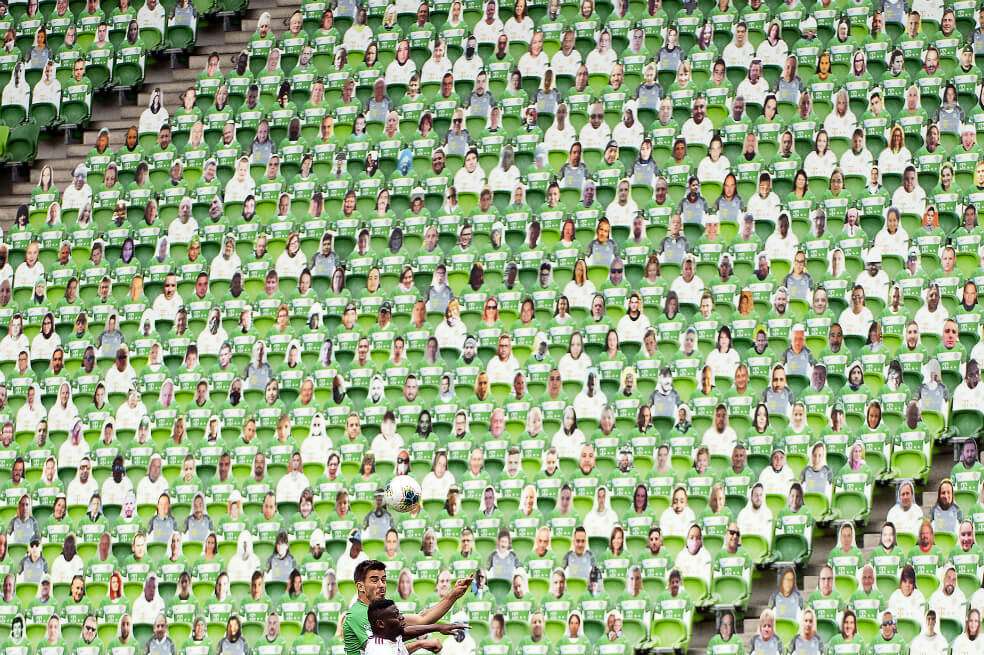 Vista de las gradas decoradas con rostros de cartón durante un el juego a puerta cerrada entre el Ferencvaros y el Debreceni. / EFE