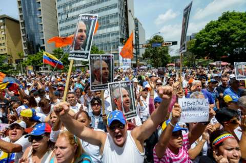Opositores marchan en Caracas exigiendo libertad para políticos presos