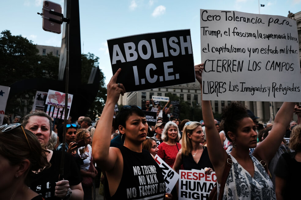 El regreso de las redadas migratorias ha sido rechazado por diversos sectores de Estados Unidos que han salido a las calles a mostrar su indignación. Algunos, incluso, plantean la liquidación de la agencia de inmigración ICE.  / AFP