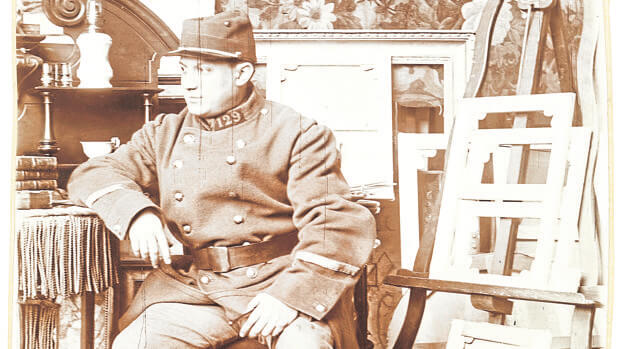 Foto de 1911 en la que aparece disfrazado de soldado. Vestido con un uniforme que nunca le perteneció.