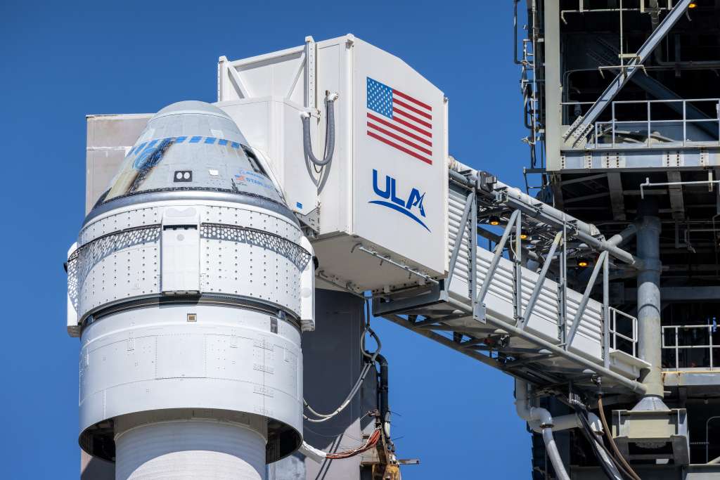 Titusville (Usa), 31/05/2024.- NASA Boeing Crew Flight Test mission Starliner spacecraft, on a United Launch Alliance Atlas V rocket, is docked on the Space Launch Complex-41 as part of its launch preparations in Cape Canaveral Space Force Station in Florida, USA, 31 May 2024.Wilmore and Williams will launch aboard Boeing's Starliner spacecraft on a United Launch Alliance Atlas V rocket. The flight test, originally targeted for launch on 06 May, was rescheduled to 02 June 2024. The flight test serves as an end-to-end demonstration of Boeing's crew transportation system and will carry NASA astronauts Butch Wilmore and Suni Williams to and from the International Space Station. EFE/EPA/CRISTOBAL HERRERA-ULASHKEVICH