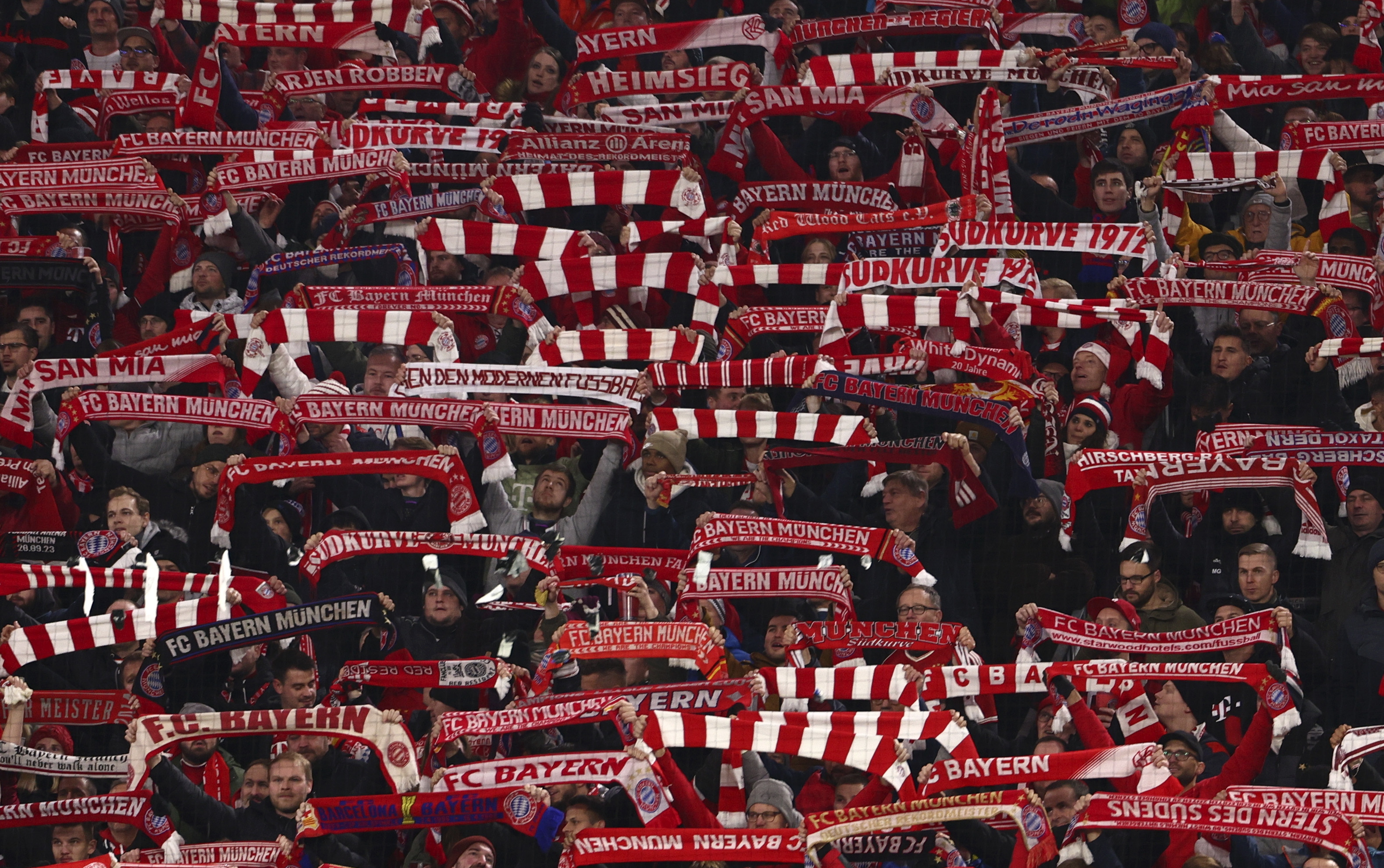 Munich (Germany), 17/12/2023.- Munich fans cheer during the German Bundesliga soccer match between FC Bayern Munich and VfB Stuttgart in Munich, Germany, 17 December 2023. (Alemania) EFE/EPA/ANNA SZILAGYI CONDITIONS - ATTENTION: The DFL regulations prohibit any use of photographs as image sequences and/or quasi-video.
