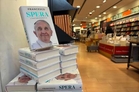 “Esperanza”, la  autobiografía del papa Francisco, llegó a Colombia