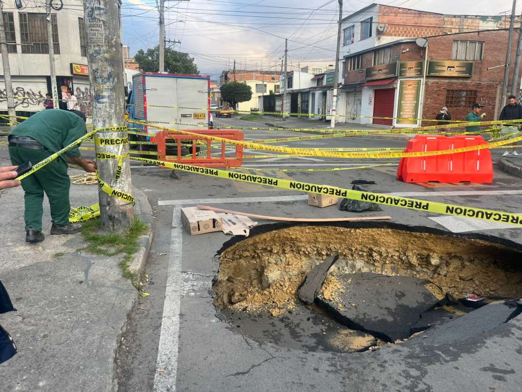 Enorme hueco en el barrio Primavera, Tv 52 entre 1A y 1B. Puente Aranda.