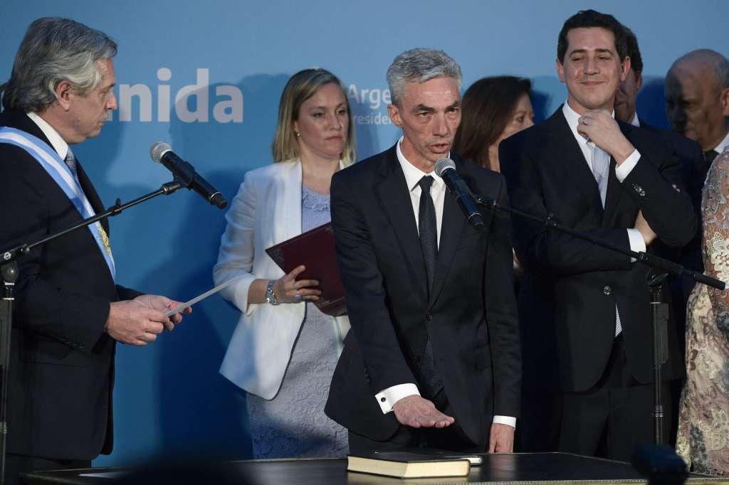El presidente argentino Alberto Fernandez junto al ministro facellecido Mario Meoni.