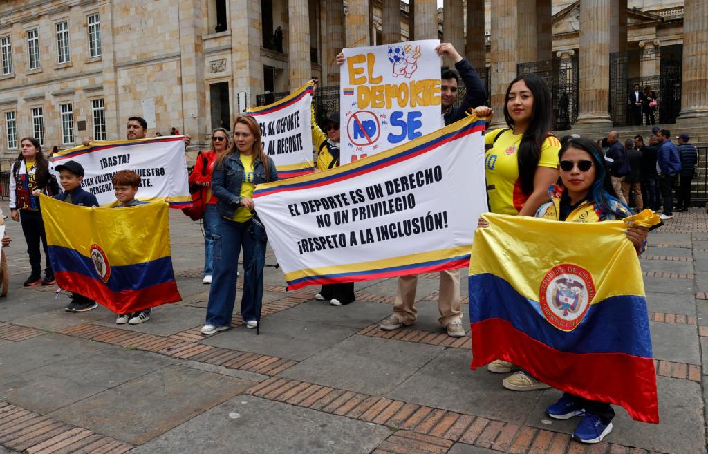 AME3923. BOGOTÁ (COLOMBIA), 27/08/2025.- Deportistas de alto rendimiento protestan para exigir que se detengan los recortes presupuestales al deporte este miércoles, frente al Congreso de Colombia, en Bogotá (Colombia). EFE/ Mauricio Dueñas Castañeda