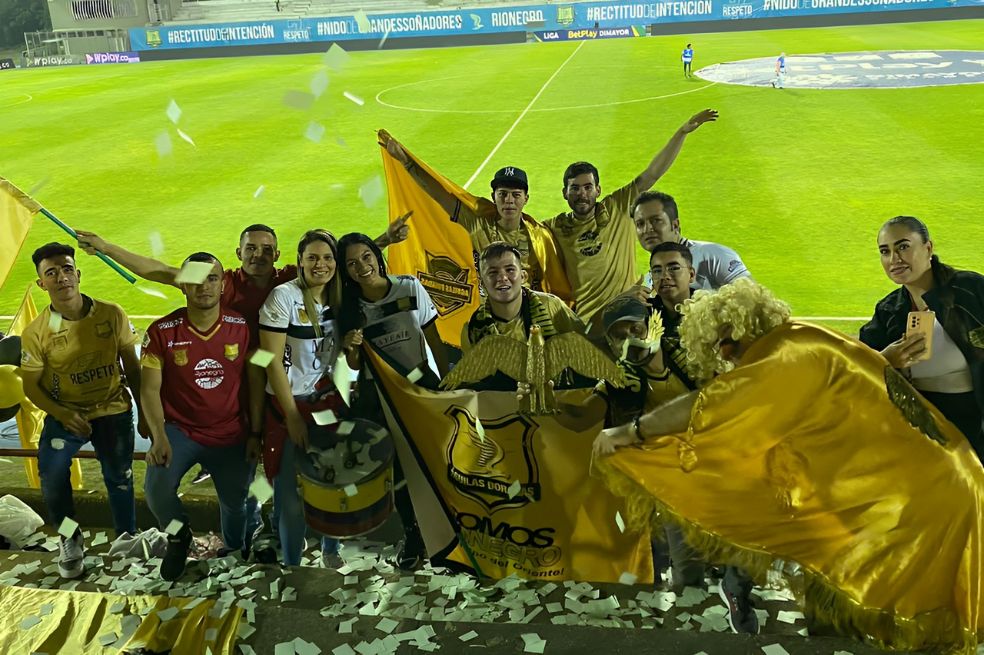 Integrantes de la barra Imperio Dorado en el estadio Alberto Grisales, la casa de Águilas.