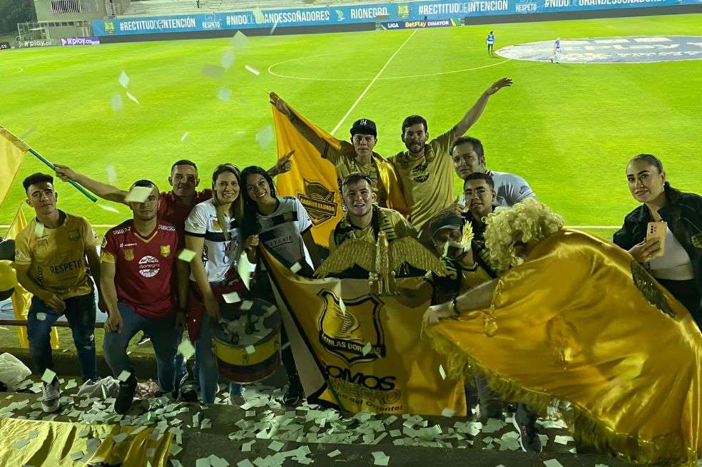 Integrantes de la barra Imperio Dorado en el estadio Alberto Grisales, la casa de Águilas.